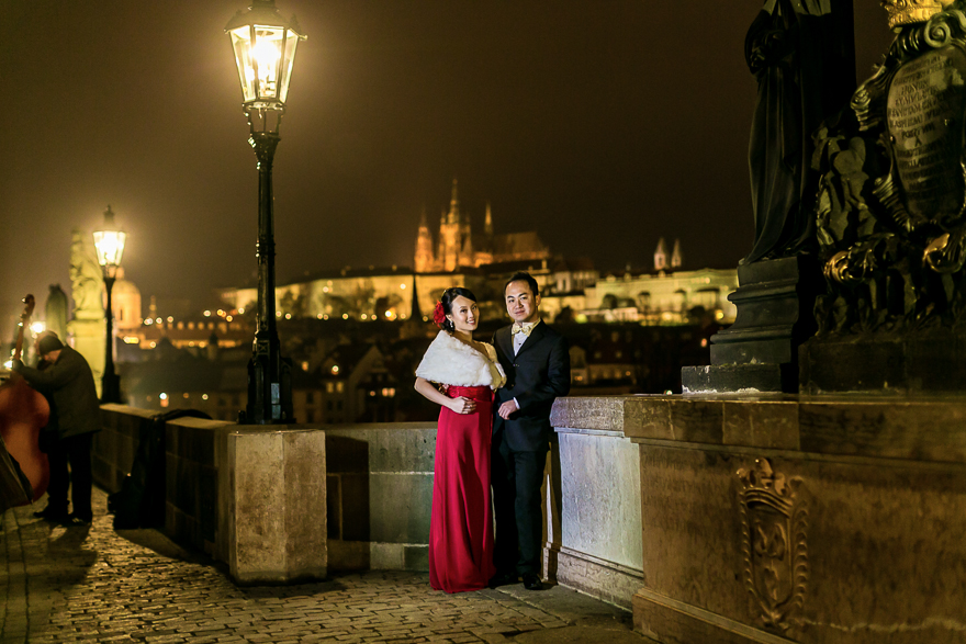 nevěsta a ženich u sochy na Karlově mostu v Praze