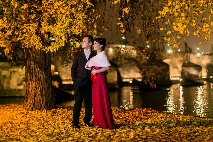 večerní fotografie nevěsty a ženicha v Praze u Karlova mostu