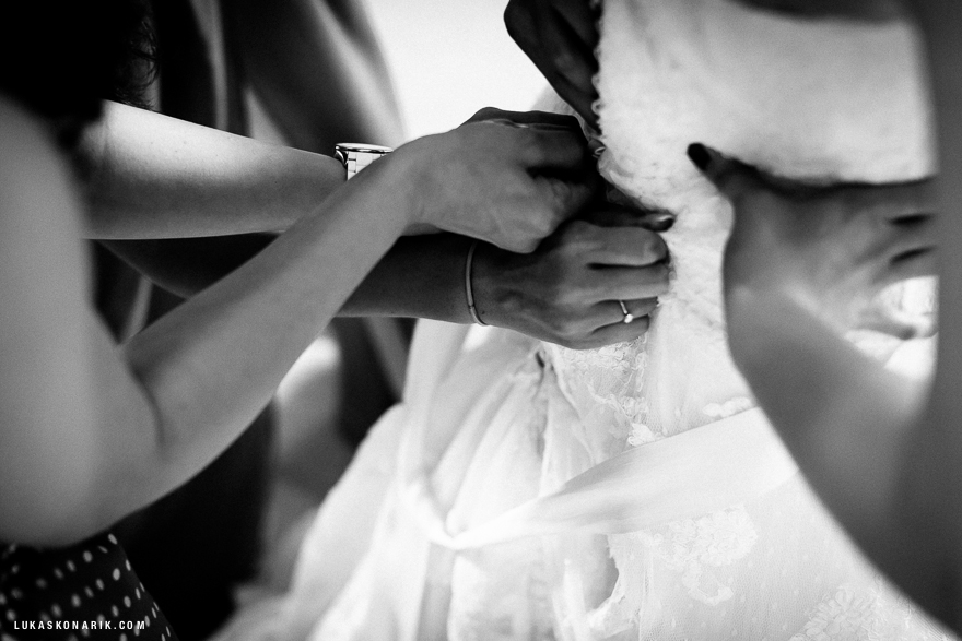 zavazování svatebních šatů