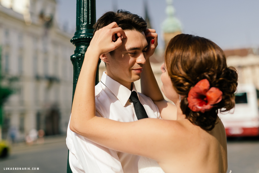 láska a emoce na svatební fotografii