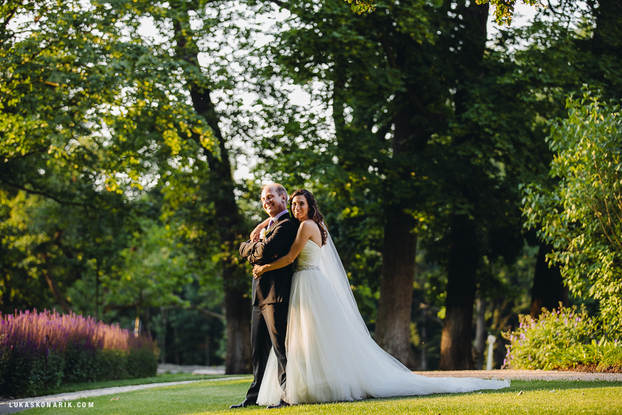 svatební fotografie v parku zámku Mcely