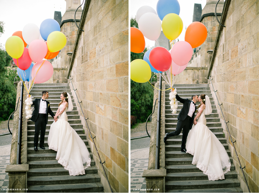 svatební foto s obřími balonky